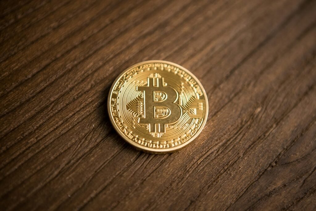 Moneda de bitcoin sobre madera, imagen de criptomonedas como Bitcoin Cash y sus futuros en CME