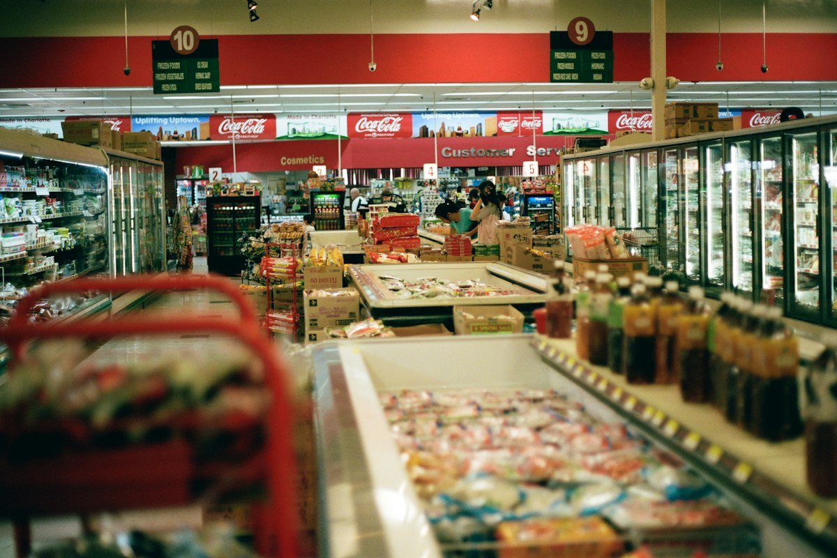 Tienda de comida con productos de la despensa que suben de precio con la inflación