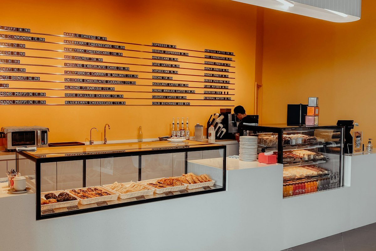 Vitrina de una cafetería pequeña con productos a la venta, ejemplo de negocio con costos fijos