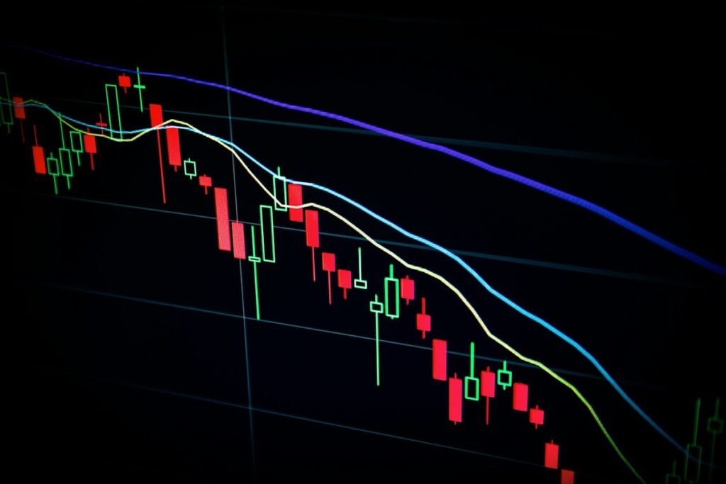 Gráfica de velas de mercado en una pantalla oscura, tema del cierre de la plataforma BitMEX