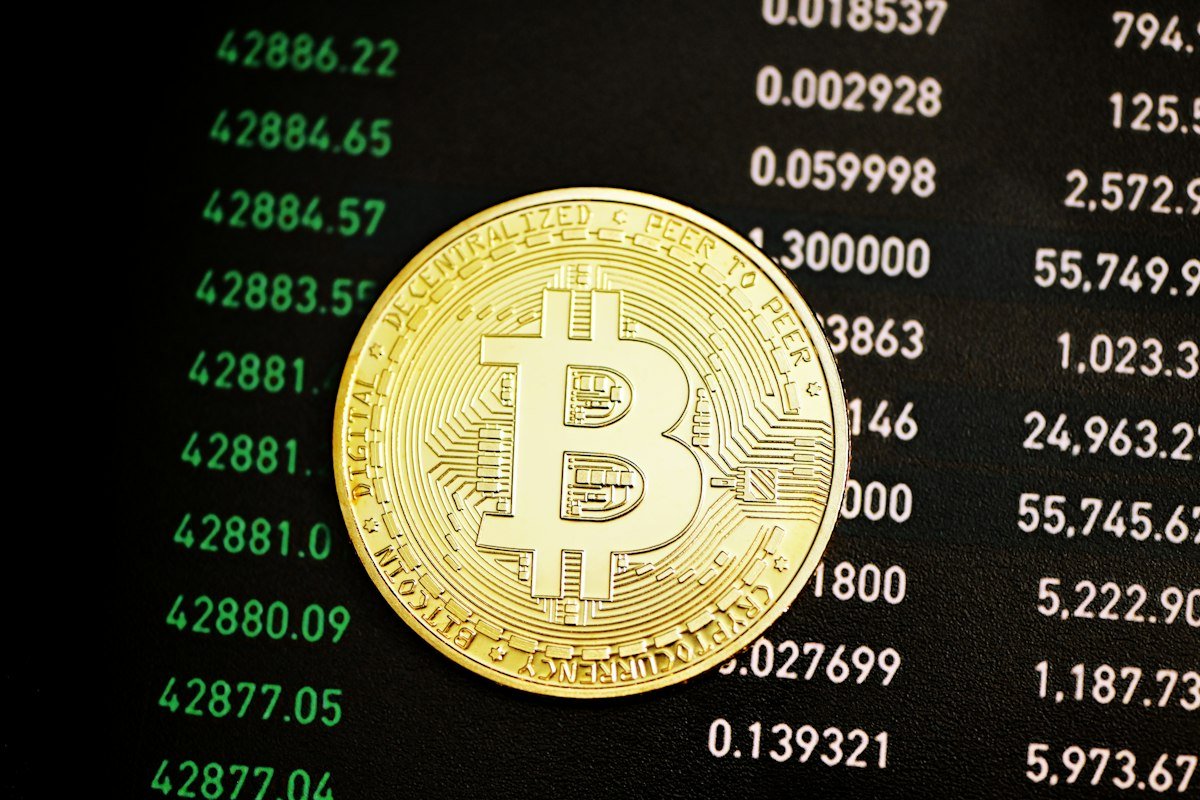 Moneda de bitcoin sobre una pantalla de computadora, para explicar cómo funciona un préstamo con bitcoin