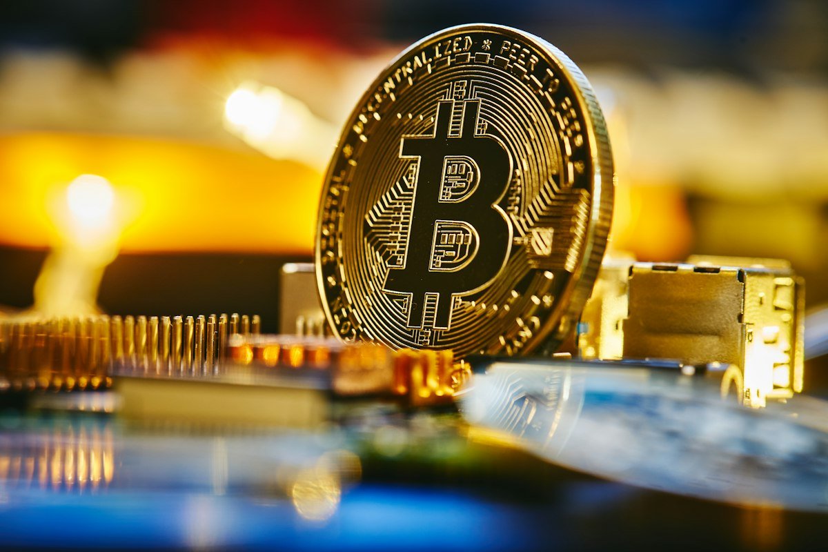 Moneda de bitcoin sobre un chip de computadora, imagen de la tecnología detrás de los préstamos cripto