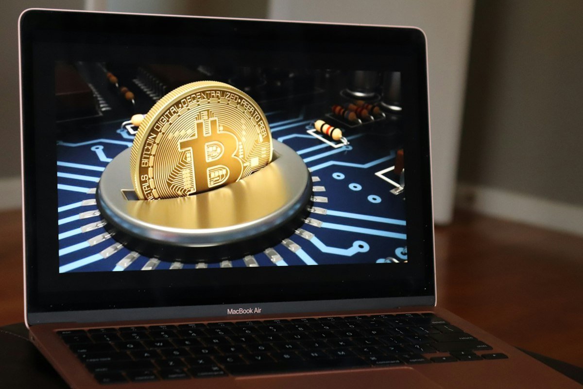 Laptop mostrando el símbolo de bitcoin, imagen para explicar noticias de criptomonedas