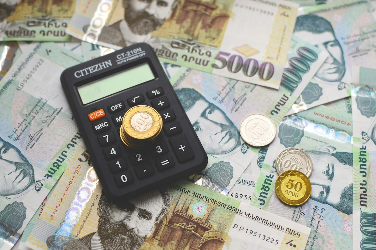 Calculadora sobre billetes, imagen para explicar la diferencia entre utilidad y flujo de efectivo