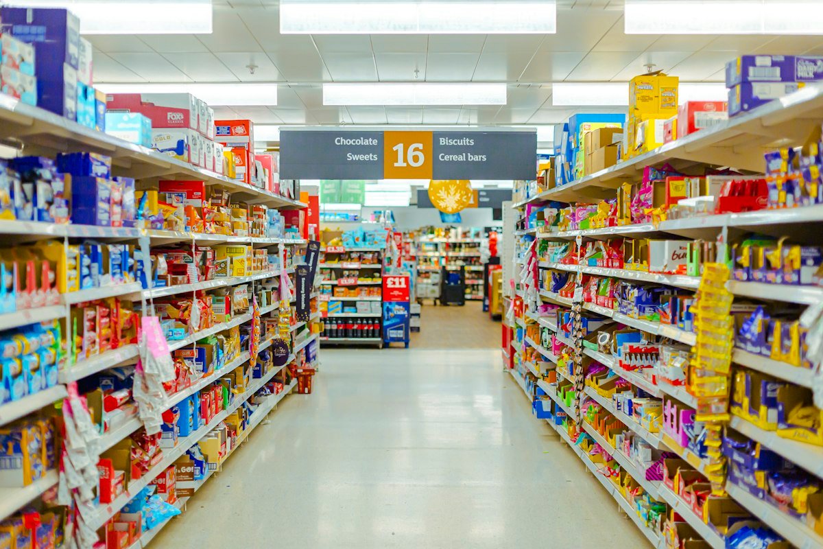 Pasillo de supermercado lleno de botanas donde la inflación se nota en los precios
