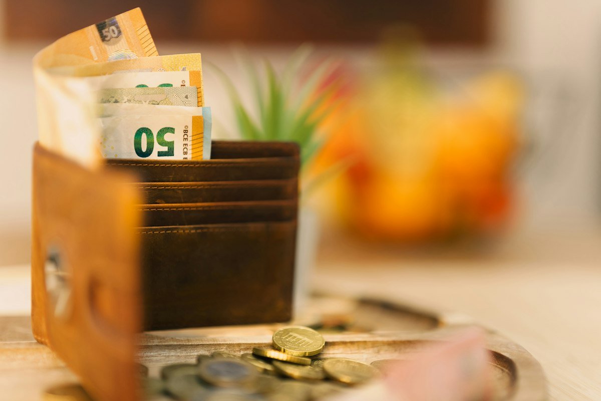 Cartera con billetes sobre una mesa, para revisar en qué gastas tu dinero cada mes