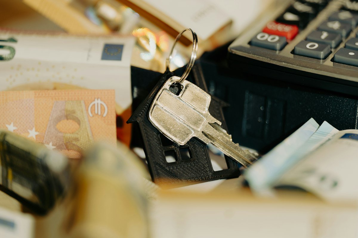 Dinero en efectivo junto a una calculadora para sacar cuentas del costo de un crédito