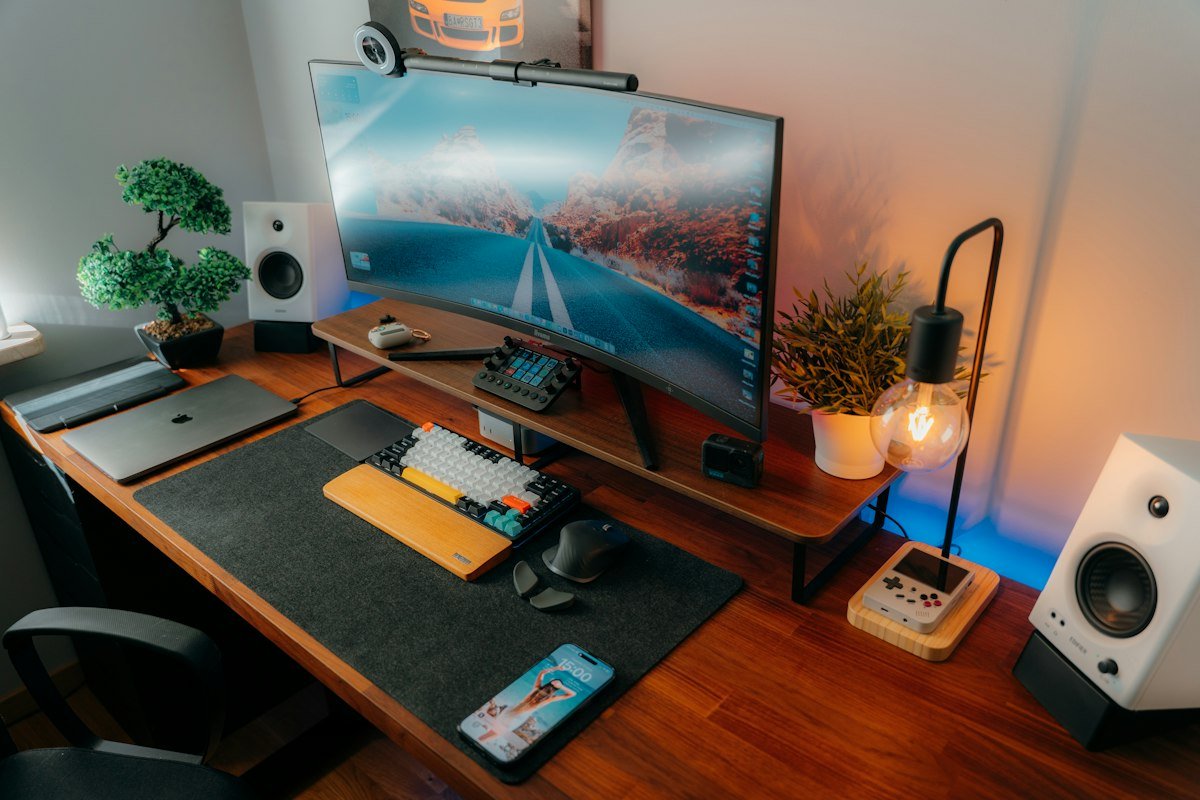 Espacio de trabajo en casa moderno y ordenado, donde un freelancer lleva sus cuentas con su contador