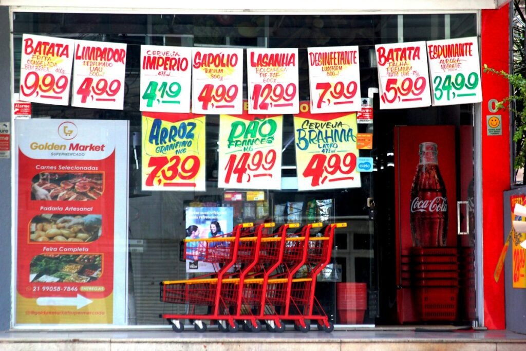Escaparate de una tienda de abarrotes con etiquetas de precio, ejemplo de inflación y ahorro