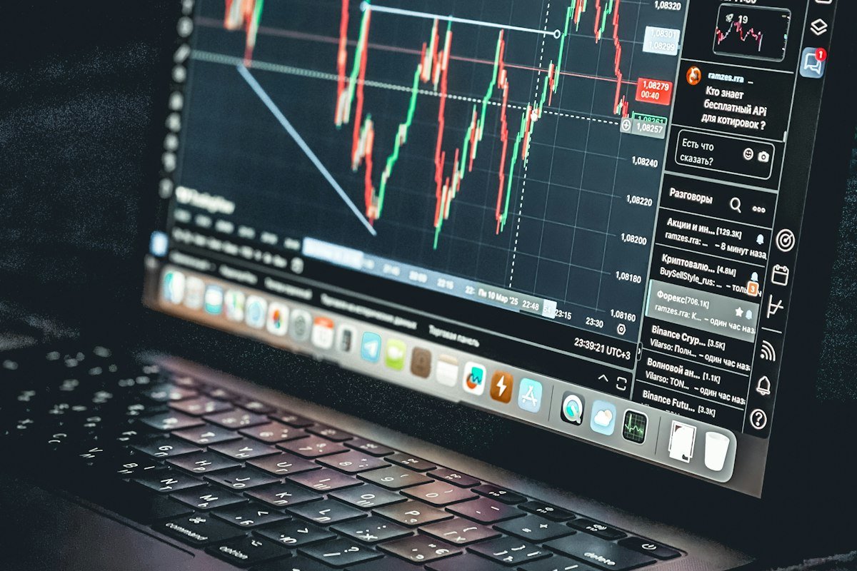 Laptop mostrando una gráfica de trading, como las de las plataformas de derivados cripto como BitMEX
