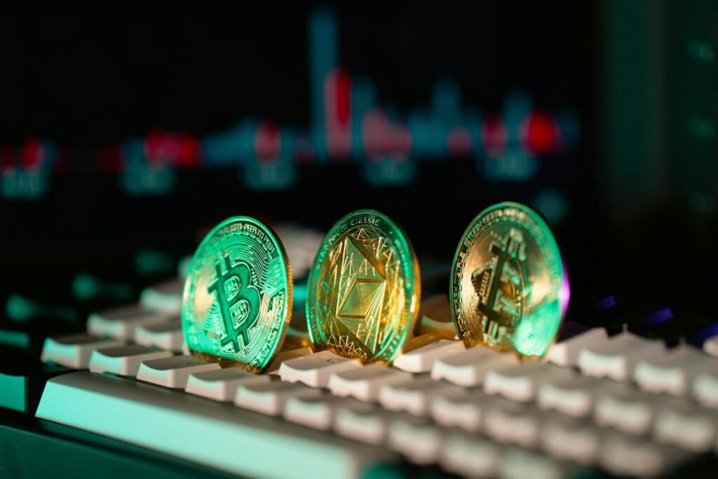 Monedas de criptomonedas sobre un teclado, ilustración de préstamos respaldados por bitcoin
