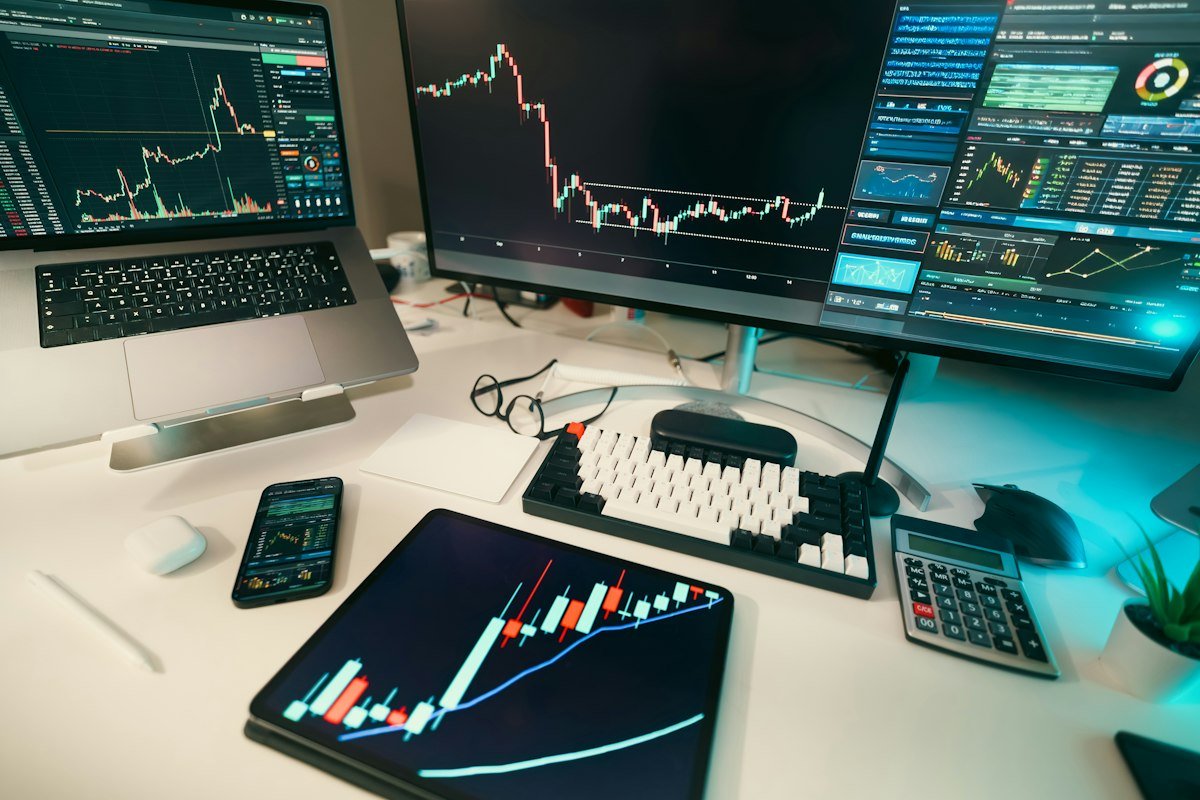Varias pantallas con gráficas de velas que muestran los movimientos de precio de las criptomonedas