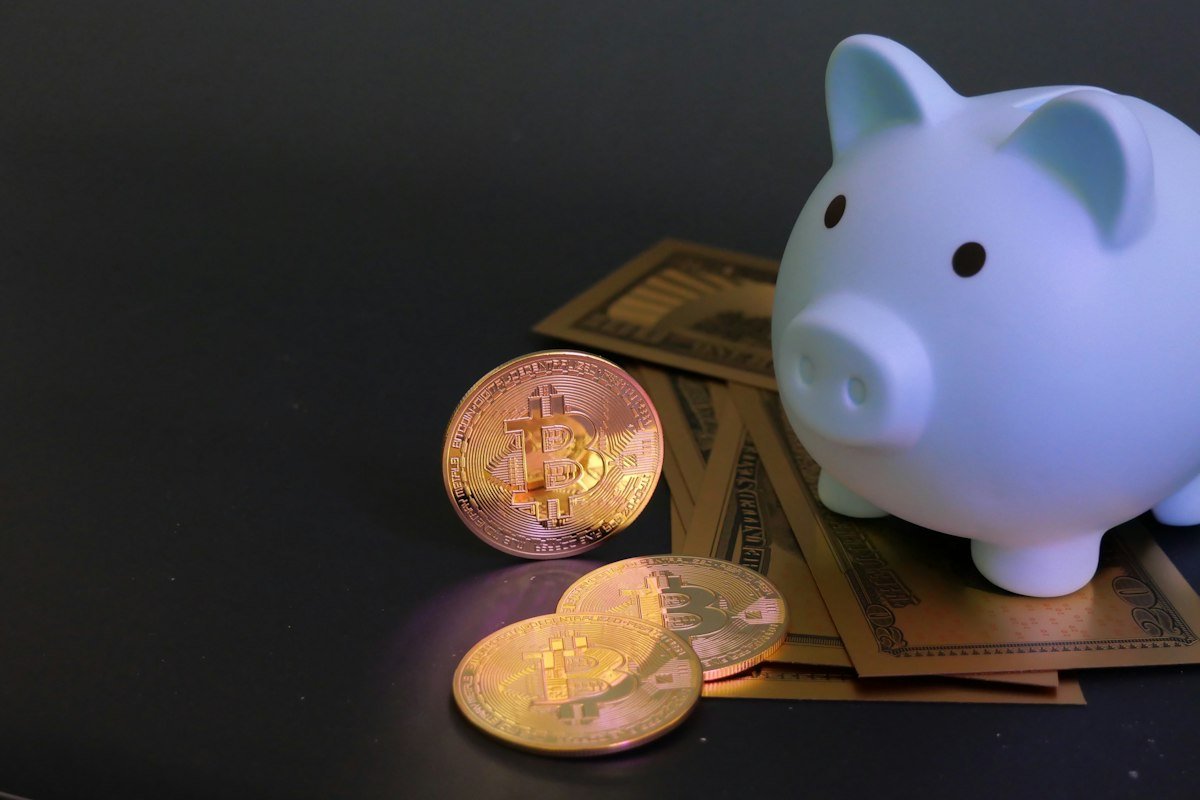 Alcancía con monedas y billetes para proteger tus ahorros frente a la inflación