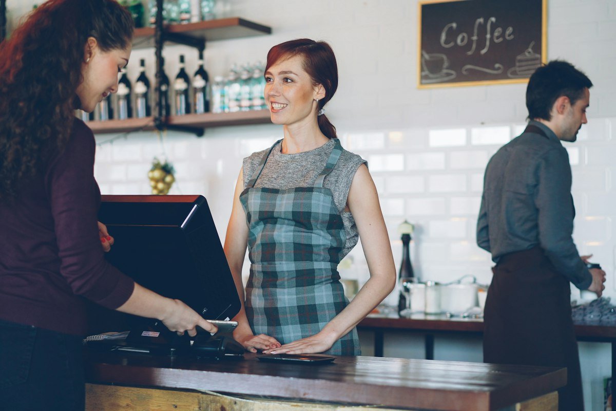 Mostrador de una cafetería donde se cobran ventas que deben cubrir el punto de equilibrio