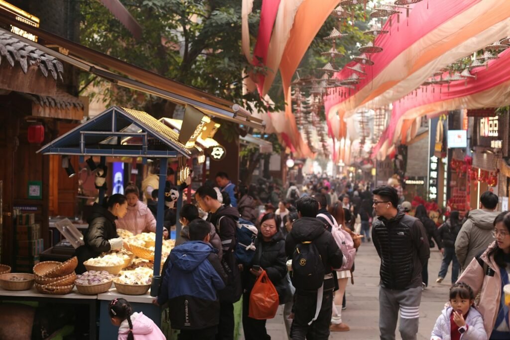 Mercado de calle con puestos y decoraciones de colores, donde cada vendedor fija sus precios